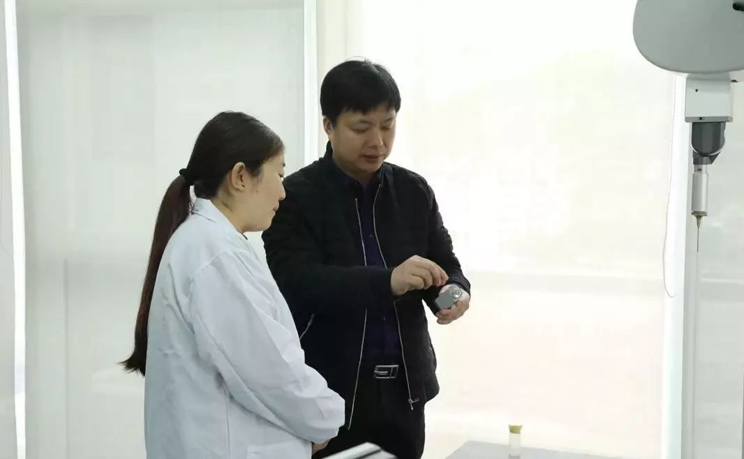 路过的蚂蚁也要称赞是什么梗